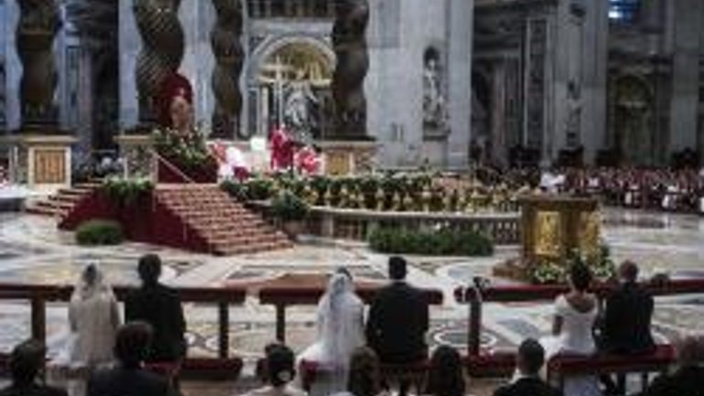 Вперше за 14 років Папа Римський обвінчав пари у Ватикані - фото 1