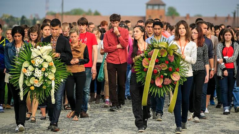 Ukrainian and Russian youth held a symbolic reconciliation action in Auschwitz - фото 1