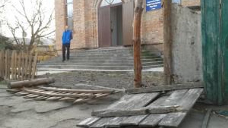 An act of vandalism committed in the yard of a Roman-Catholic church in Nizhyn - фото 1