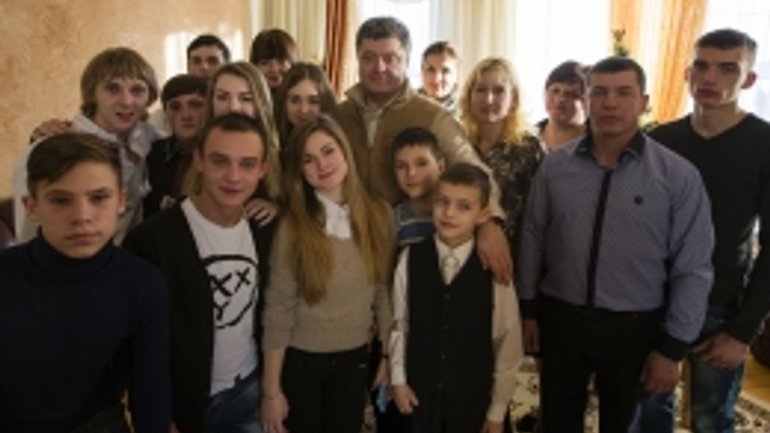 П. Порошенко відвідав дітей із Донецької області, які зустрічають Різдво на Івано-Франківщині - фото 1