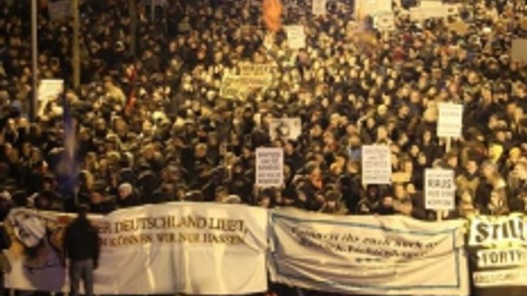 Проблема исламизации вывела на улицы 100 тысяч немцев - фото 1