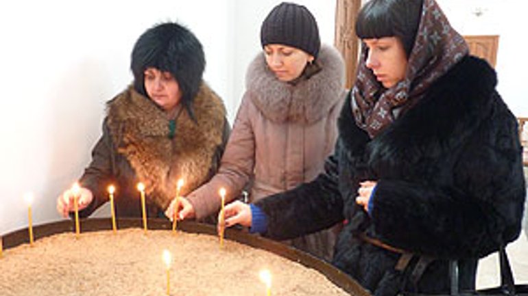 Армяне Украины поминают трагически погибшую семью в городе Гюмри - фото 1