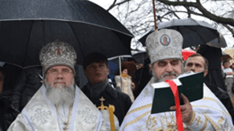 Архиєпископ УПЦ (МП) Феодор святити воду приїхав на авто вартістю 120 тис євро - фото 1