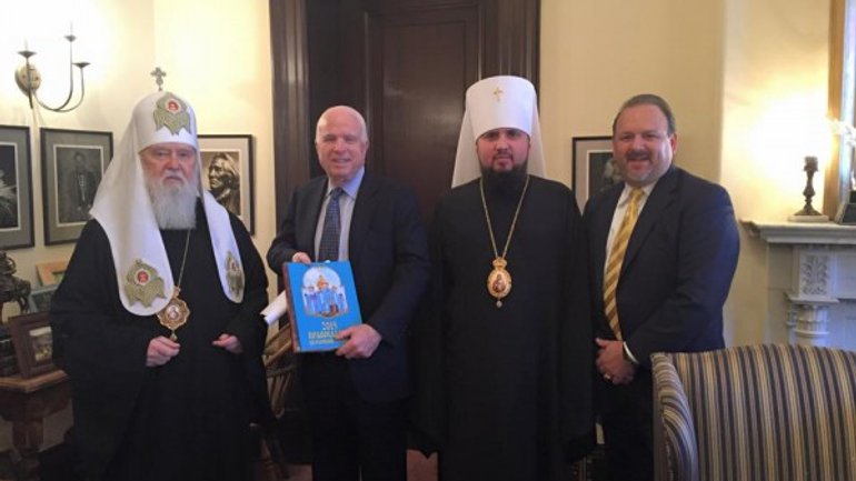 Патриарх Филарет наградил сенатора Маккейна за поддержку Евромайдана - фото 1