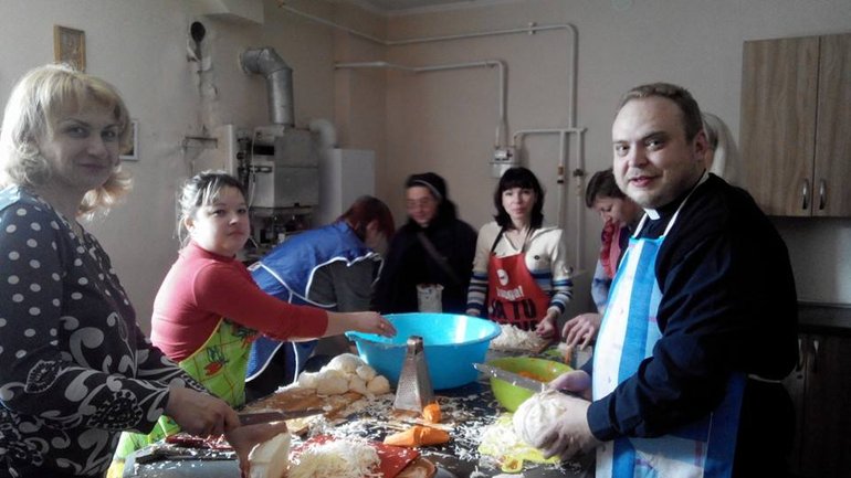 Католики у Сумах взяли під опіку родини загиблих воїнів - фото 1