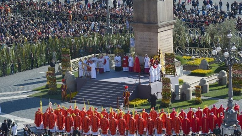 Папа Франциск очолив на площі Святого Петра у Ватикані богослуження Пальмової Неділі - фото 1