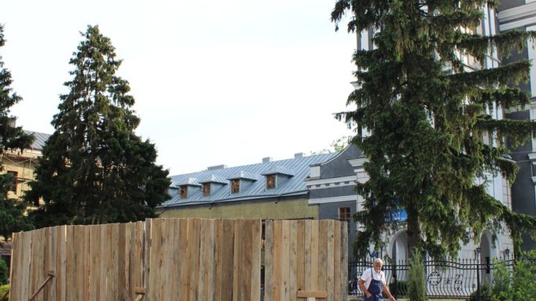 Встановлення перед храмом РКЦ у Житомирі пам’ятника польському політику і музиканту отримало неоднозначну оцінку - фото 1