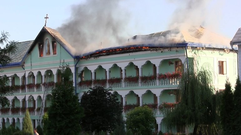 Рятувальники ліквідували пожежу в Банченському Свято-Вознесенському монастирі - фото 1
