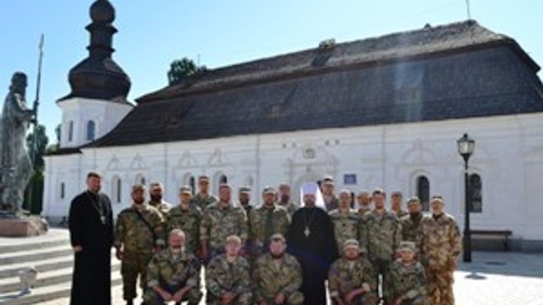 Перша черга підготовлених військових священиків УПЦ КП  відбула в зону проведення АТО - фото 1
