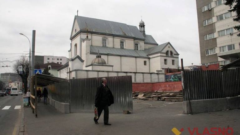 Вінничани просять Президента захистити костел у центрі міста - фото 1