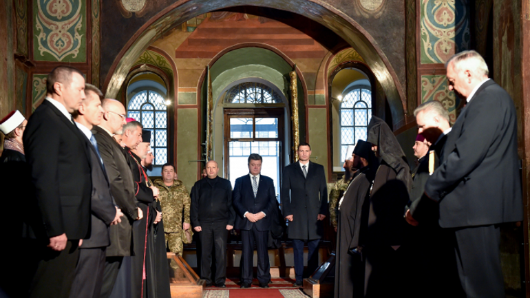 Президент у Святій Софії разом з духовенством різних Церков і релігій молився за захисників України - фото 1