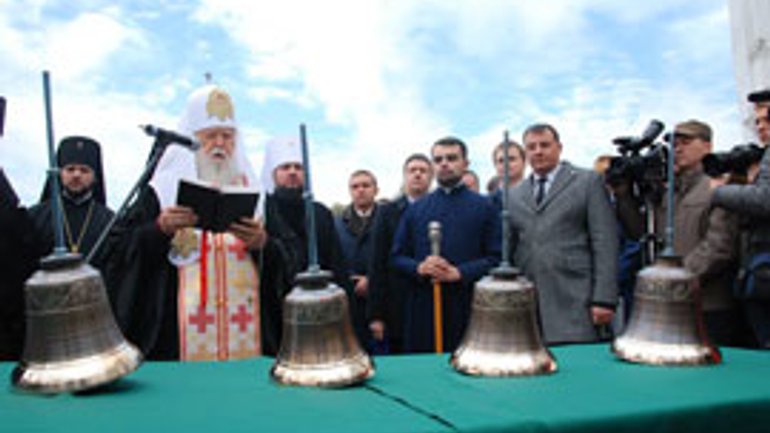 Патріарх УПЦ КП освятив дзвони для військових музикантів - фото 1