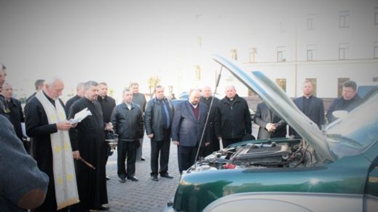 Івано-Франківська архиєпархія УГКЦ придбала автомобіль для військового госпіталя у Дніпропетровську - фото 1