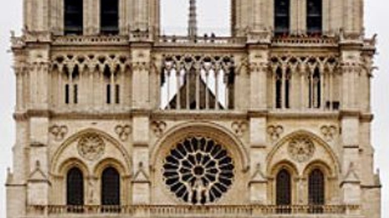 У соборі Паризької Богоматері пройшла поминальна служба за жертвами теракту - фото 1