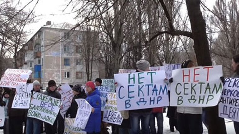 В окупованому Донецьку мітингують проти УГКЦ та «інших сект» - фото 1