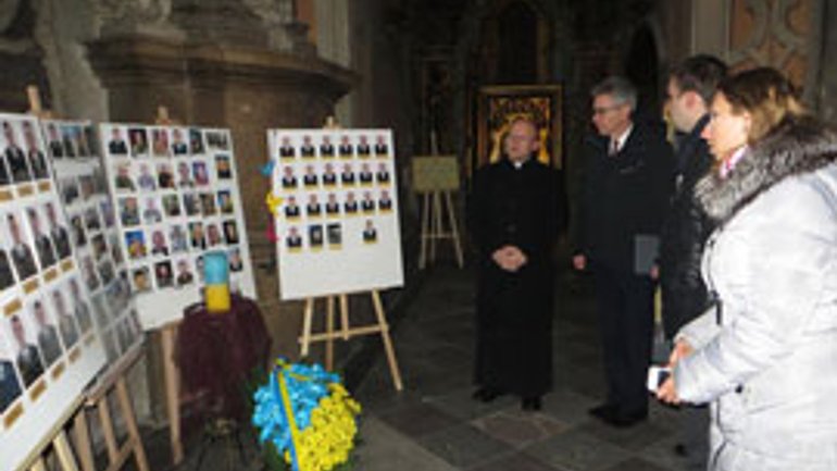 US ambassador to Ukraine honored heroes in a garrison church of UOC-KP - фото 1