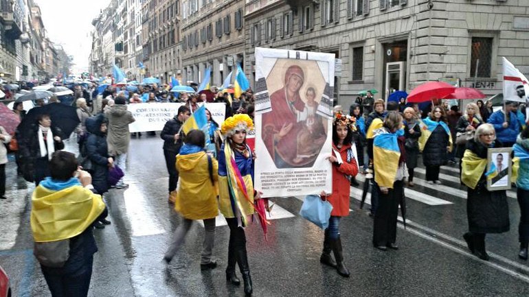Українці в Італії провели мирний марш на знак протесту проти агресії Росії в Україні - фото 1