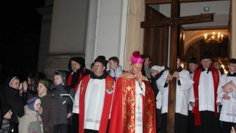 Римо-католики Львова провели Хресну Дорогу - фото 1