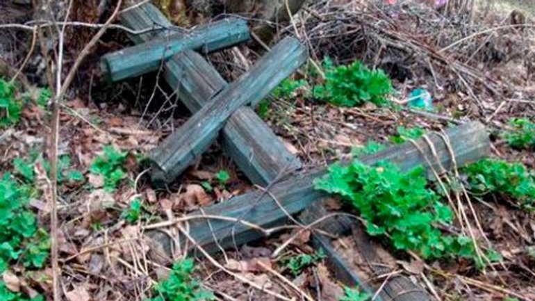 В Одеській області на кладовищі вандали зруйнували 150 надгробків - фото 1