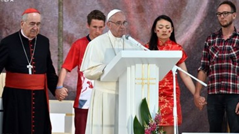 «Час, який переживаємо, не потребує диванної молоді», – Папа до молоді - фото 1