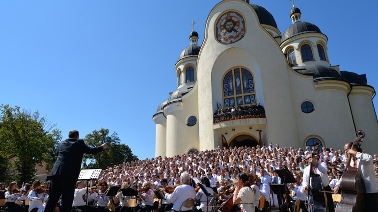775 хористів до 775-річчя Коломиї одночасно виконали гімн і встановили рекорд України - фото 1