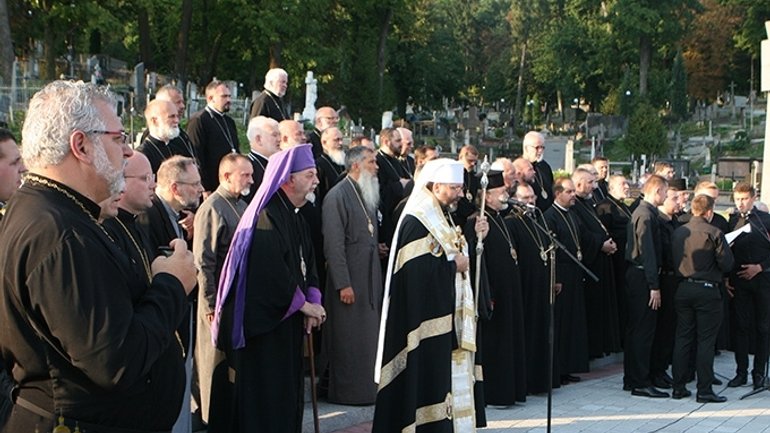 Єпископи УГКЦ на Личаківському кладовищі у Львові віддали шану загиблим укранським героям - фото 1