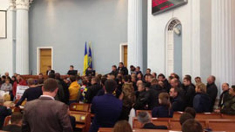 Активісти зірвали виступ митрополита УПЦ (МП) на сесії облради - фото 1