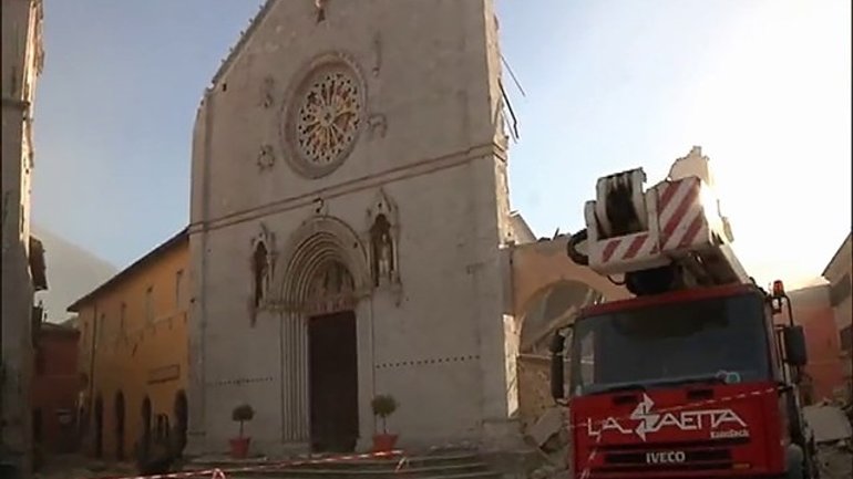 Папа молиться за постраждалих від землетрусів у центральній Італії - фото 1
