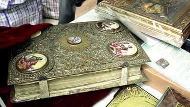 Среди сокровищ Азарова обнаружили десятки икон и старинных религиозных книг - фото 1