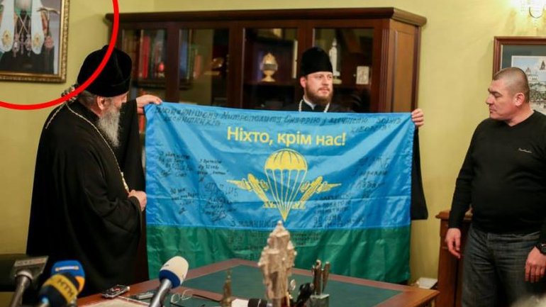 Бойцов АТО возмутила передача флага защитников Донецкого аэропорта Митрополиту УПЦ (МП) - фото 1