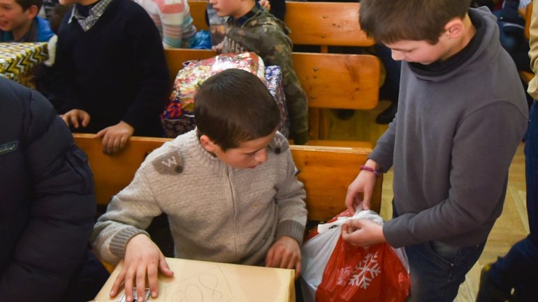 В Одесской Народной церкви вручили детям-сиротам более трех тысяч подарков - фото 1