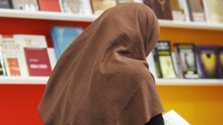 Суд ЕС признал законным запрет хиджабов на работе - фото 1