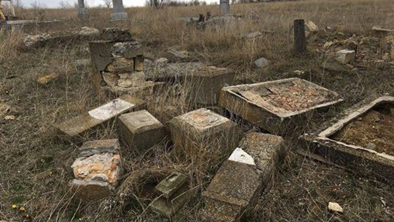 В Одесской области вандалы разгромили еврейское кладбище - фото 1