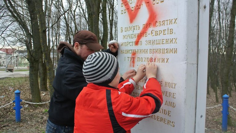 Пам'ятник жертвам Голокосту в Тернополі відчистили СУМівці - фото 1