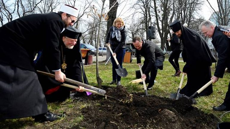 Духовенство разом з високопосадовцями садили «дерева миру»  у Маріїнському парку Києва - фото 1