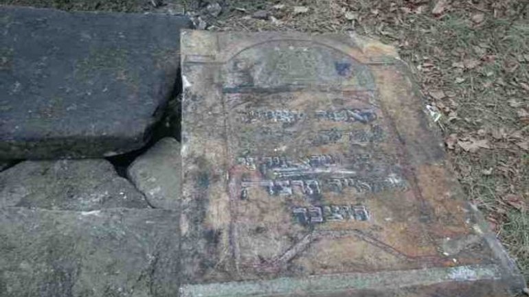 На території колишньої військової частини виявлено надгробки єврейських поховань - фото 1