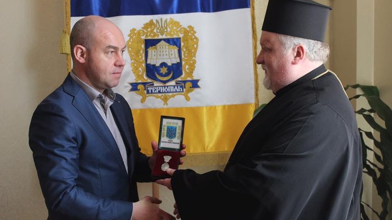 Єпископ УАПЦ нагородив мера Тернополя медаллю чужої Церкви - фото 1