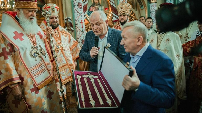 Патріарх Філарет обмінявся з Василем Пісним подарунками - фото 1