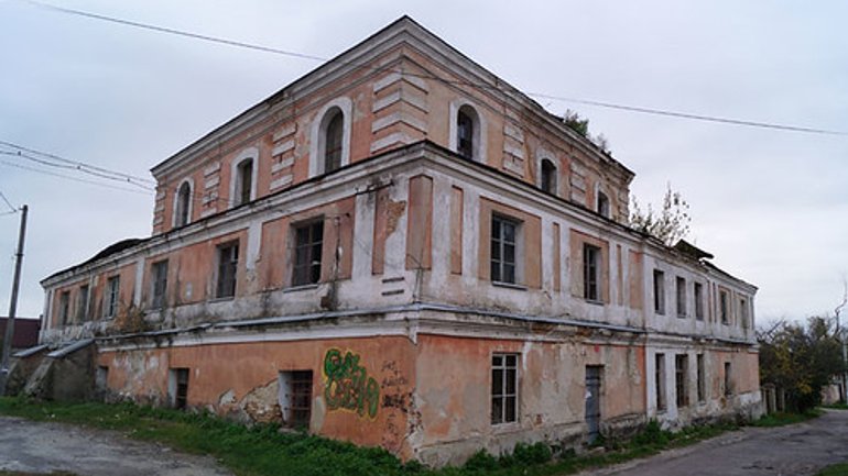 Депутаты Ровенского облсовета будут решать, что делать со старинной синагогой в Дубне - фото 1