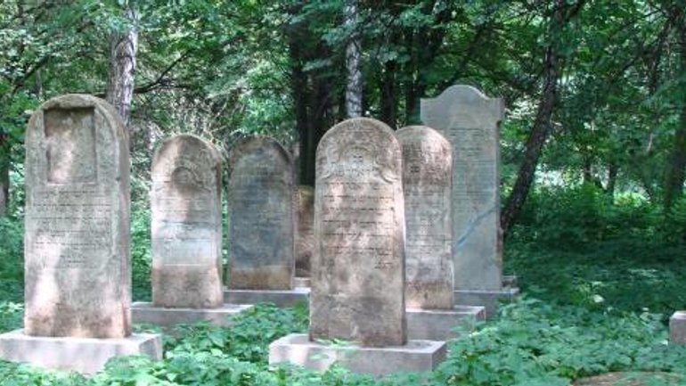 В Ровенской области намерены восстановить еврейское кладбище XV века - фото 1