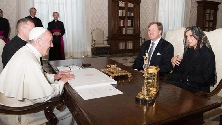 Папа встретился с королем Нидерландов и подарил ему исторический жезл - фото 1
