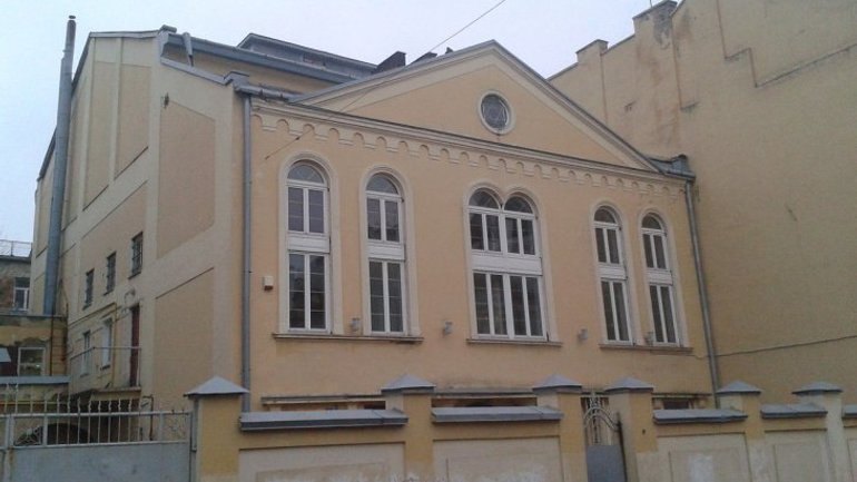 Unknown person threw a bottle of fuel in Lviv synagogue - фото 1