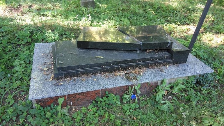 Вандали розбили надгробки на території храму УПЦ (МП) в Умані - фото 1