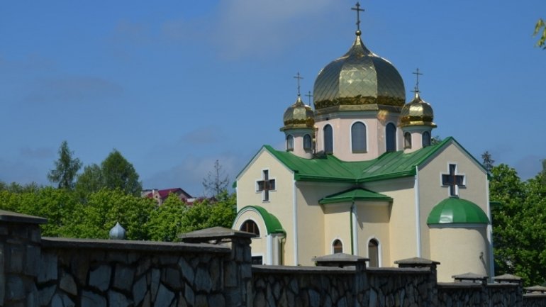 Несмотря на жалобы на притеснения, в Прикарпатье действует более трех десятков церквей и монастырей УПЦ (МП) - фото 1