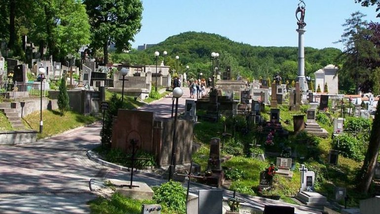 На Личаківському цвинтарі у Львові впорядкують могили польських журналістів - фото 1