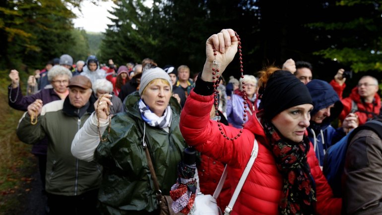 Polish Catholics come together at the country's borders, praying to 'save Poland' - фото 1