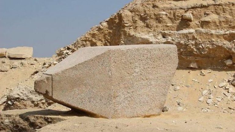 Археологи обнаружили в Египте обелиск возрастом четыре тысячи лет - фото 1