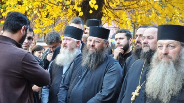 На «румынском» пикете в Черновцах заметили представителей УПЦ (МП) и «Опоблока» - фото 1