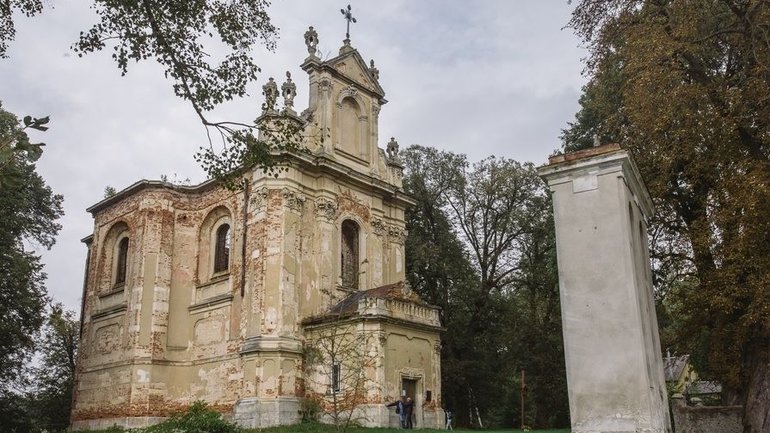 Дизайнер устроила фотосессию, чтобы спасти костел для котрого Пинзель создал свои шедевры - фото 1