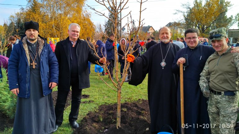 Греко-католики высадили в Донецкой области деревья мира - фото 1